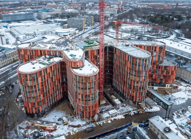 Børnerigets facade under opførelse om vinteren